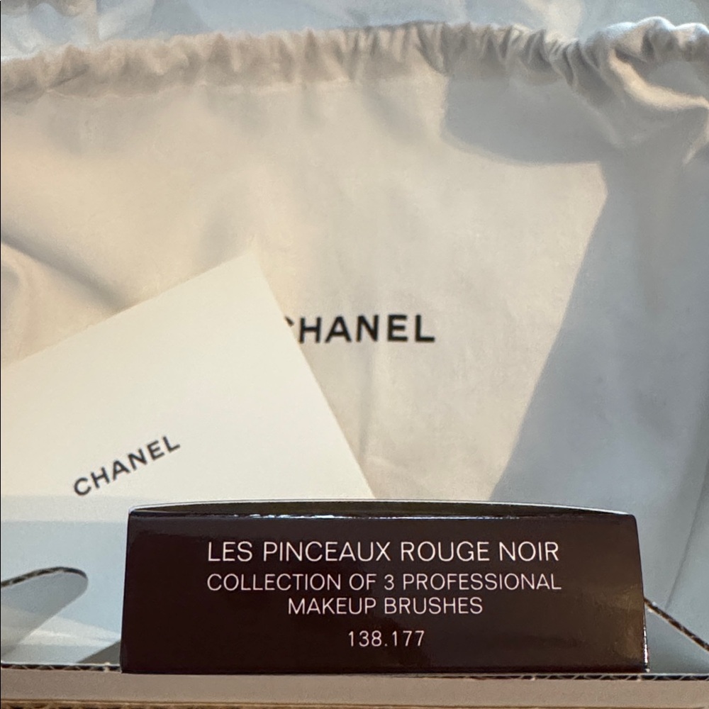 🔥NEW CHANEL LES PINCEAUX ROUGE NOIR Collection of 3 Professional Makeup Brushes - Picture 7 of 10